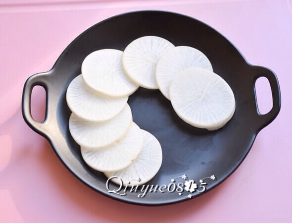 Turnip slices are on the plate in turn.