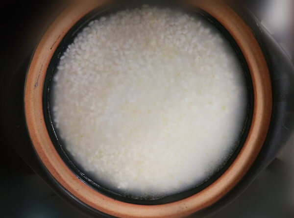 Add water to the rice surface about 0.8 cm.