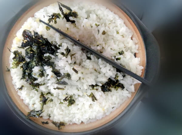 Stir fry for one minute. If you like to eat rice crackers,