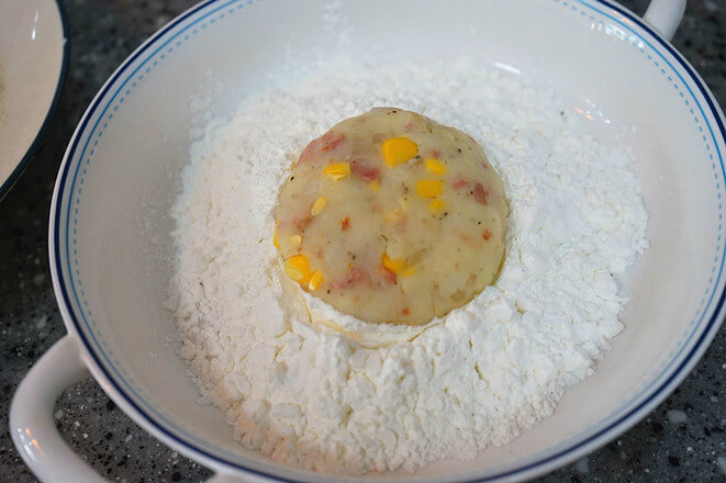 The finished cake is thrown into the starch bowl