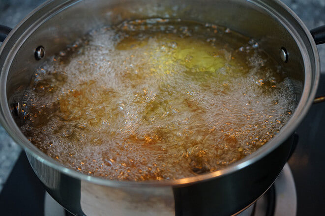 The oil in the pot is burned when it is 60 to 70% hot