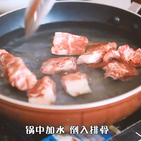Add water to the pan, pour in the ribs,