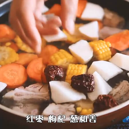 Pour pork ribs from another pot, add white radish, carrot,