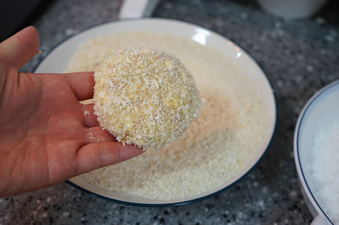 Throw it into the bread crumbs quickly, and shake off the excess when it is full.