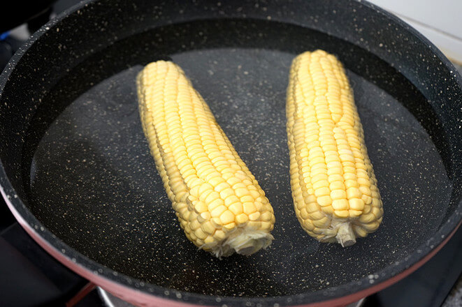 When steaming potatoes, corn is also thrown in. In fact, half is enough, I took it to eat.