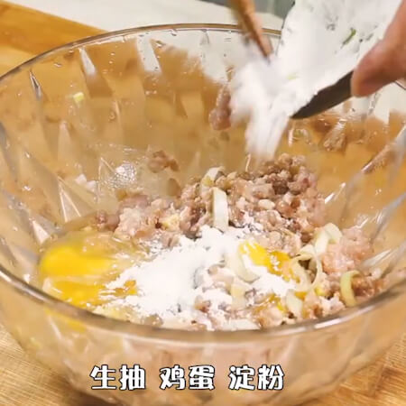 Put onion, ginger, garlic, cooking wine,