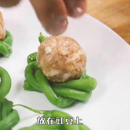 Take an appropriate amount of mincemeat, rub into balls,