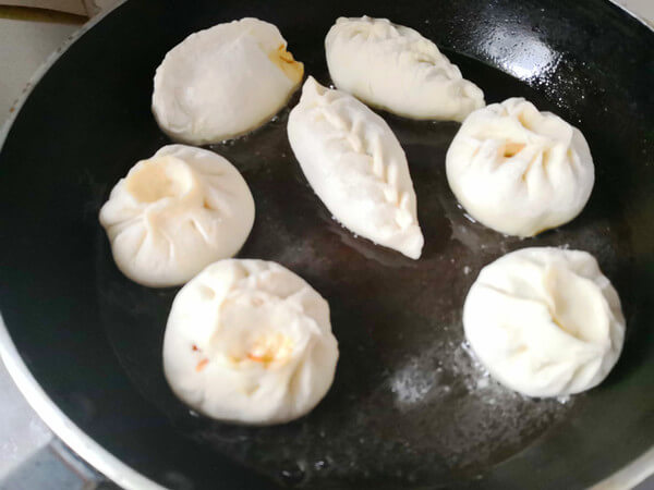 Put an appropriate amount of cooking oil in a frying pan.