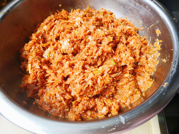 Put oil, salt, green onion,