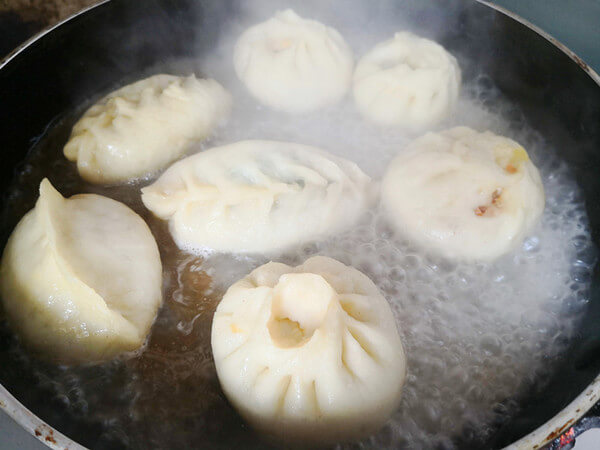 Then add fresh water that has not passed one-third of the steamed buns.