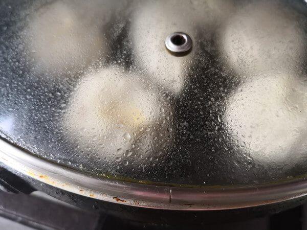 Then close the lid and fry slowly over medium-low heat, and wait for the water to dry before you can get out of the pan.