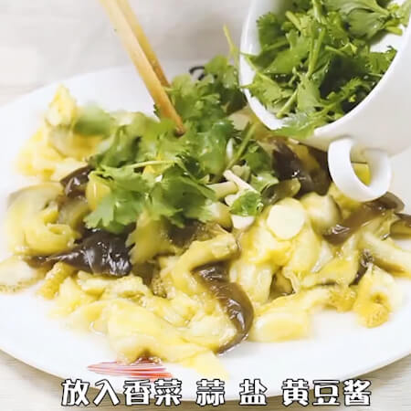 Add cilantro, garlic, salt, and soybean paste, and mix well.