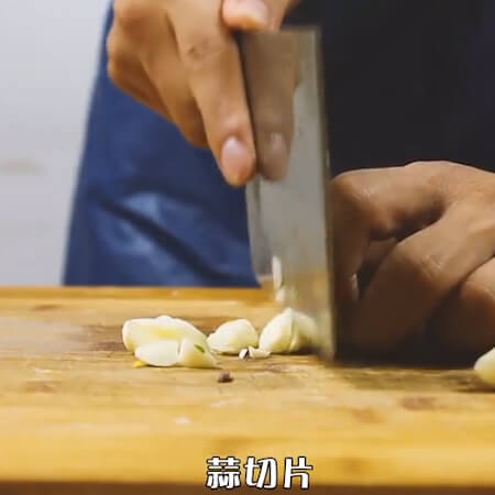 Garlic slices.
