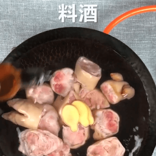 Pork trotters in cold pan, pour ginger cooking wine
