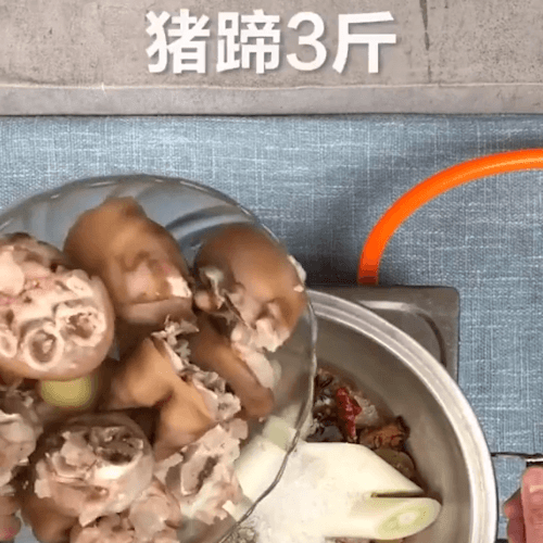 Pour the boiled trotters into the soy sauce