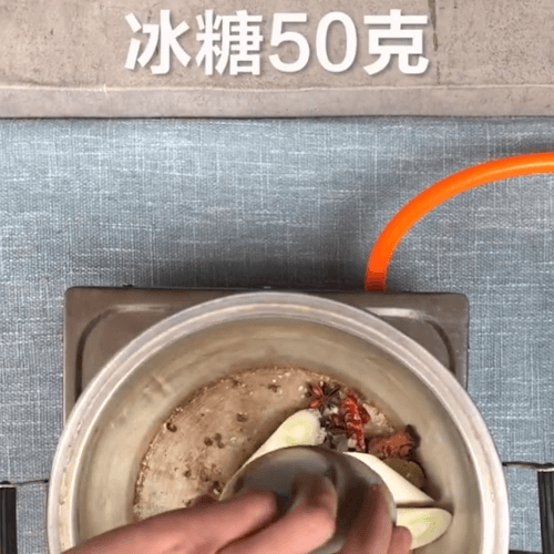 Pour the spices into the pot and put the green onion rock sugar