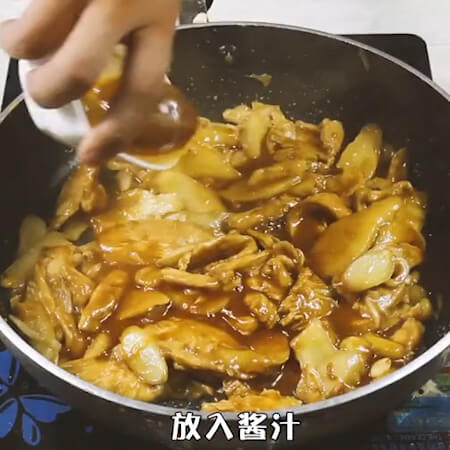 Add the sauce and stir fry quickly to collect the juice.