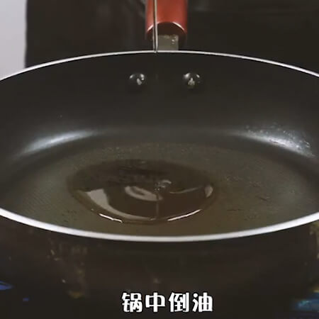 Pour the oil in the pan and add the ginger and spring onion to saute.