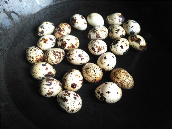 Pour quail eggs into a cold water pot and boil