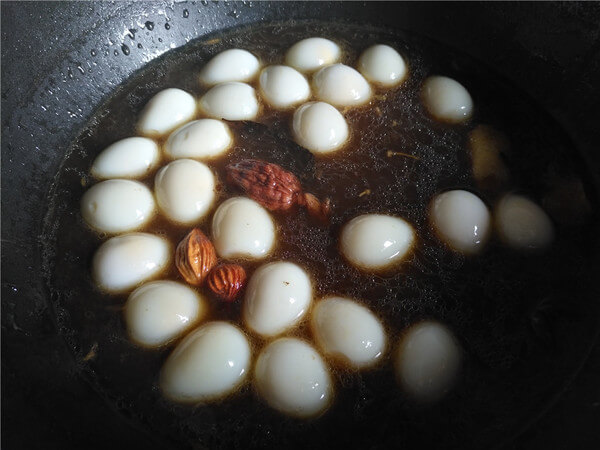 Put the peeled quail eggs into the spice soup,