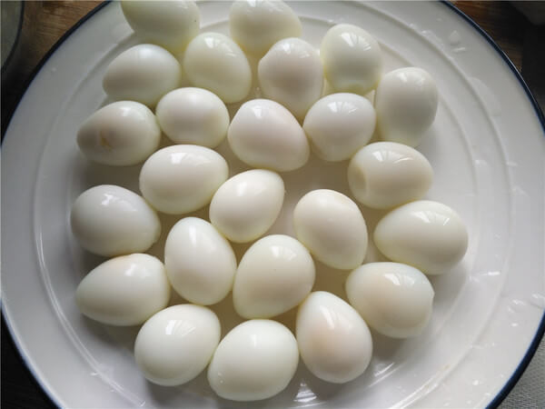 Shelled cooked quail eggs