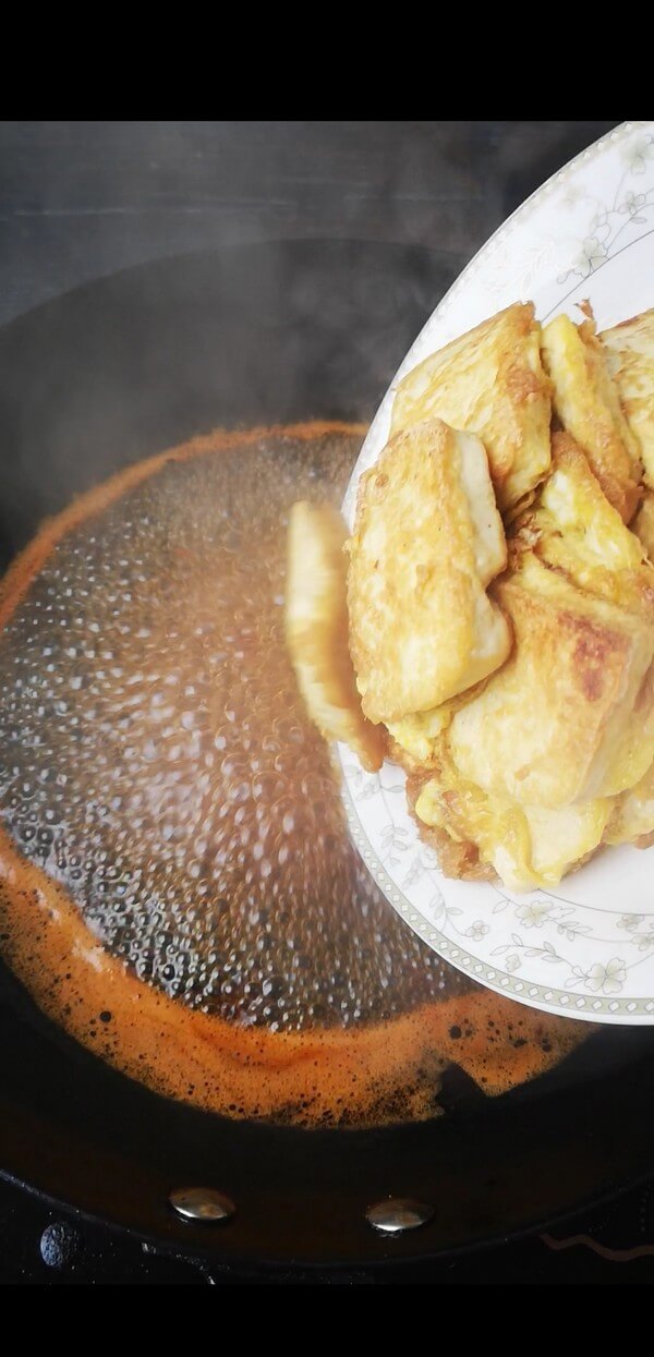 After the oil is hot, add a spoonful of bean paste to fry the red oil,
