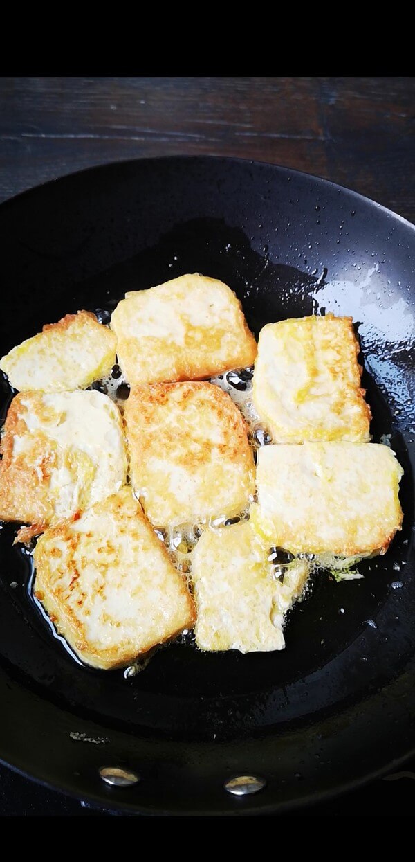 In a frying pan, fry the tofu until golden on both sides