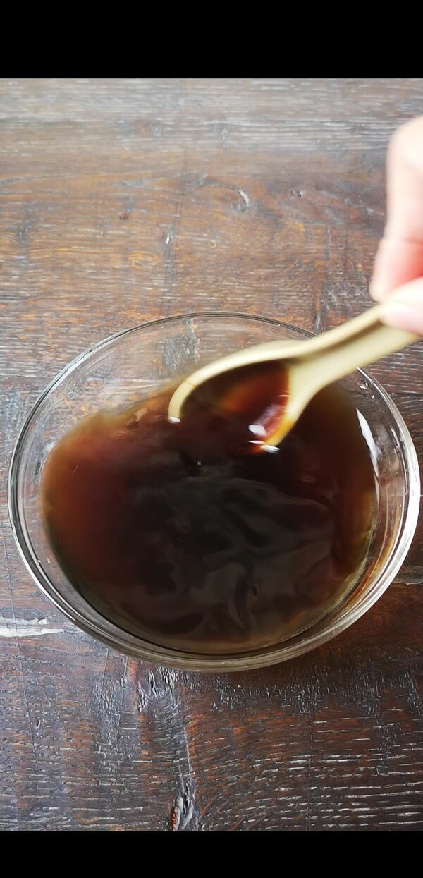 Two spoons of braised soy sauce, one spoon of oyster sauce,