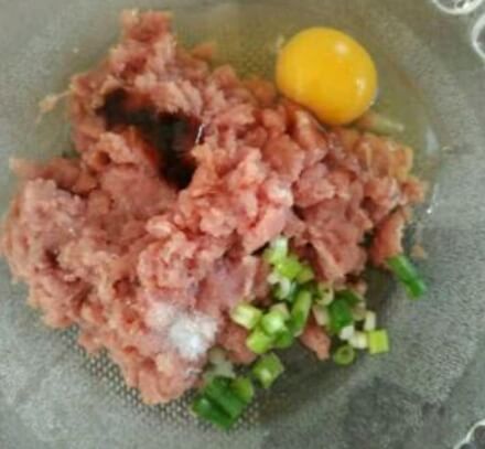Put an egg, 1 tablespoon cooking wine,