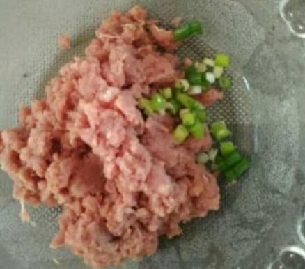 Put the meat into a cooking cup and beat it into minced meat,