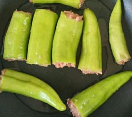 Put the oil in the pan, heat it on a low heat,