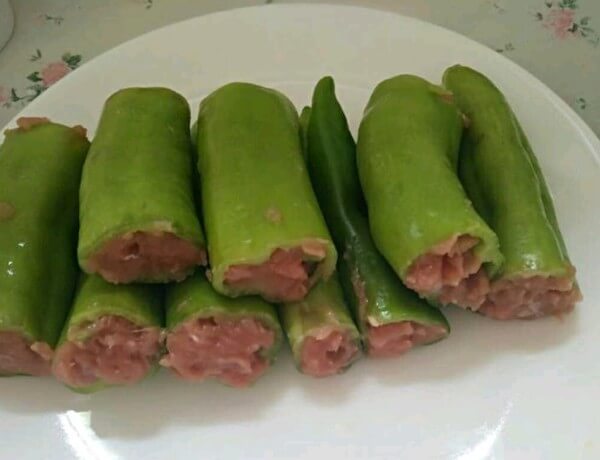Wash the green pepper, remove the root,