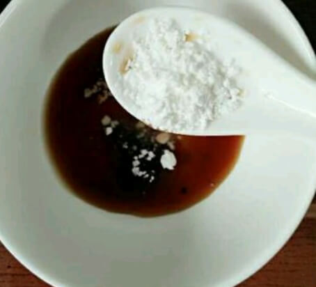 When frying green pepper, take a bowl to prepare the juice,