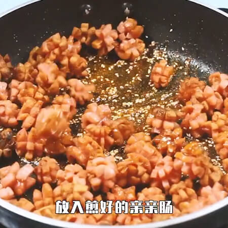 Put it in the intestines and stir well.