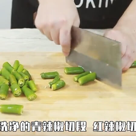 Cut the washed green peppers into sections,