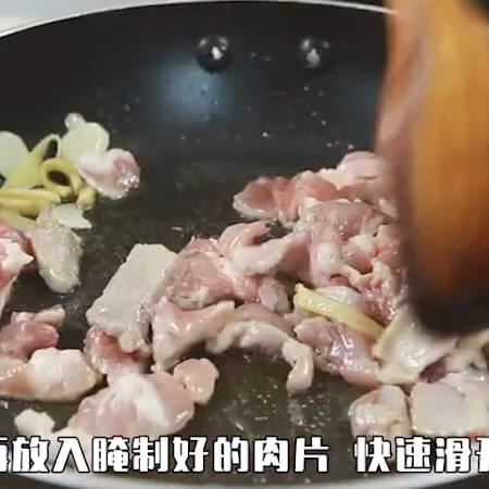 Then add the cured meat slices and slide it away quickly.