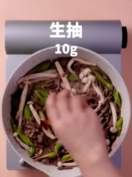 Add 10 grams of soy sauce, 1 gram of salt and stir-fry for 2 minutes.