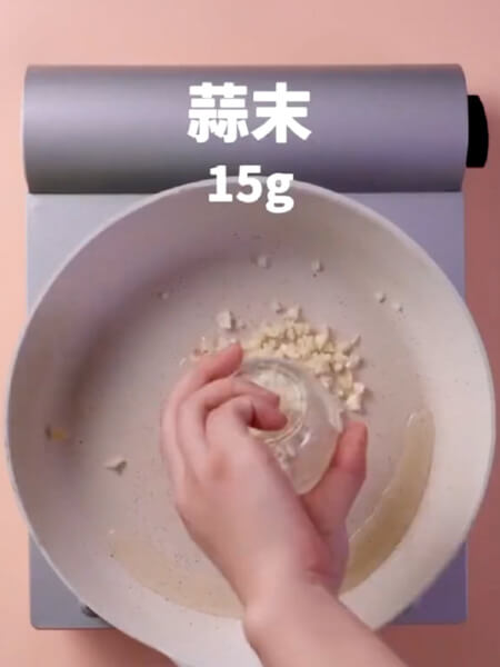 Pour 10 grams of oil in the pot,