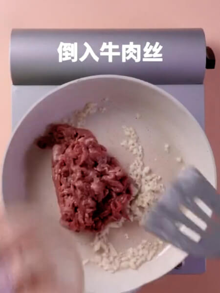 Pour the shredded beef and saute until it changes color.