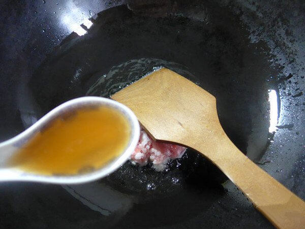 Add 3 tablespoons of oil to the pan to heat,
