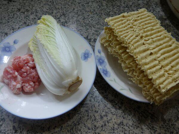 minced pork, baby dishes (washed), corrugated noodles