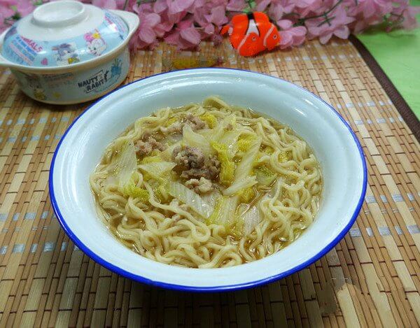 Noodles with baby cabbage and minced pork