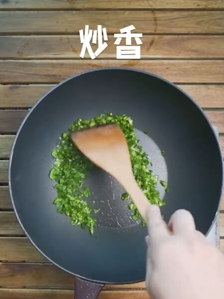 Burn oil at the bottom of the pot, pour the green peppers, stir-fry
