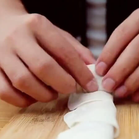 Roll up, steam for 10 minutes, steam and sprinkle with green onion.