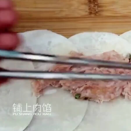 Spread the meat on the top of the plate.