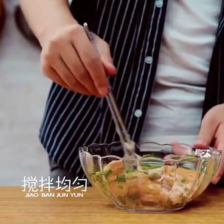 Stir-fry the pork, add soy sauce, salt, green onion, and mix well.