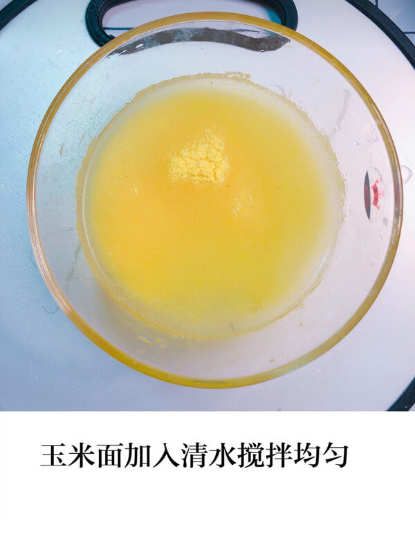 Then add the cornmeal to the water and mix well, as shown in the figure below.