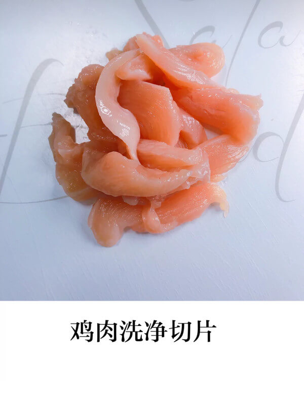 Then wash the chicken and cut into thin slices,