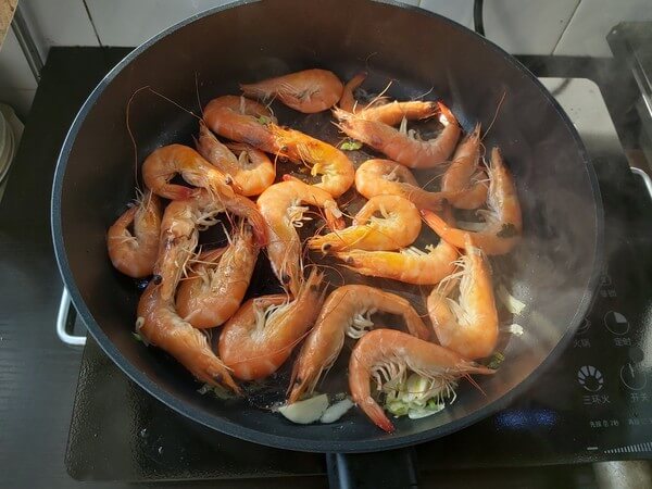 Add marinated shrimp and fry on both sides until discolored.