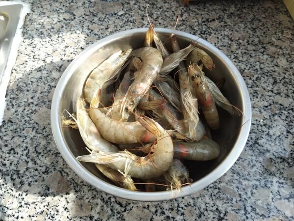Buy the prawns, first rinse them,